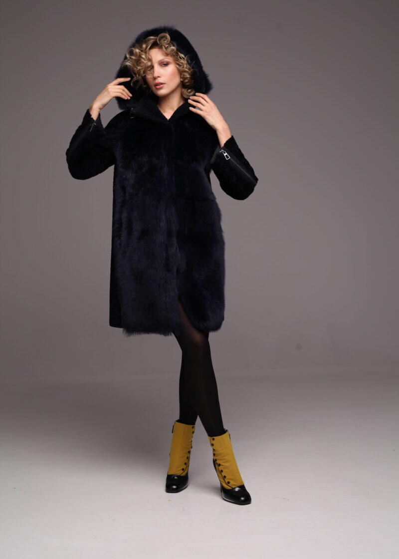 Дублянка прямого крою з овчини та капюшоном в темно-синьому кольорі