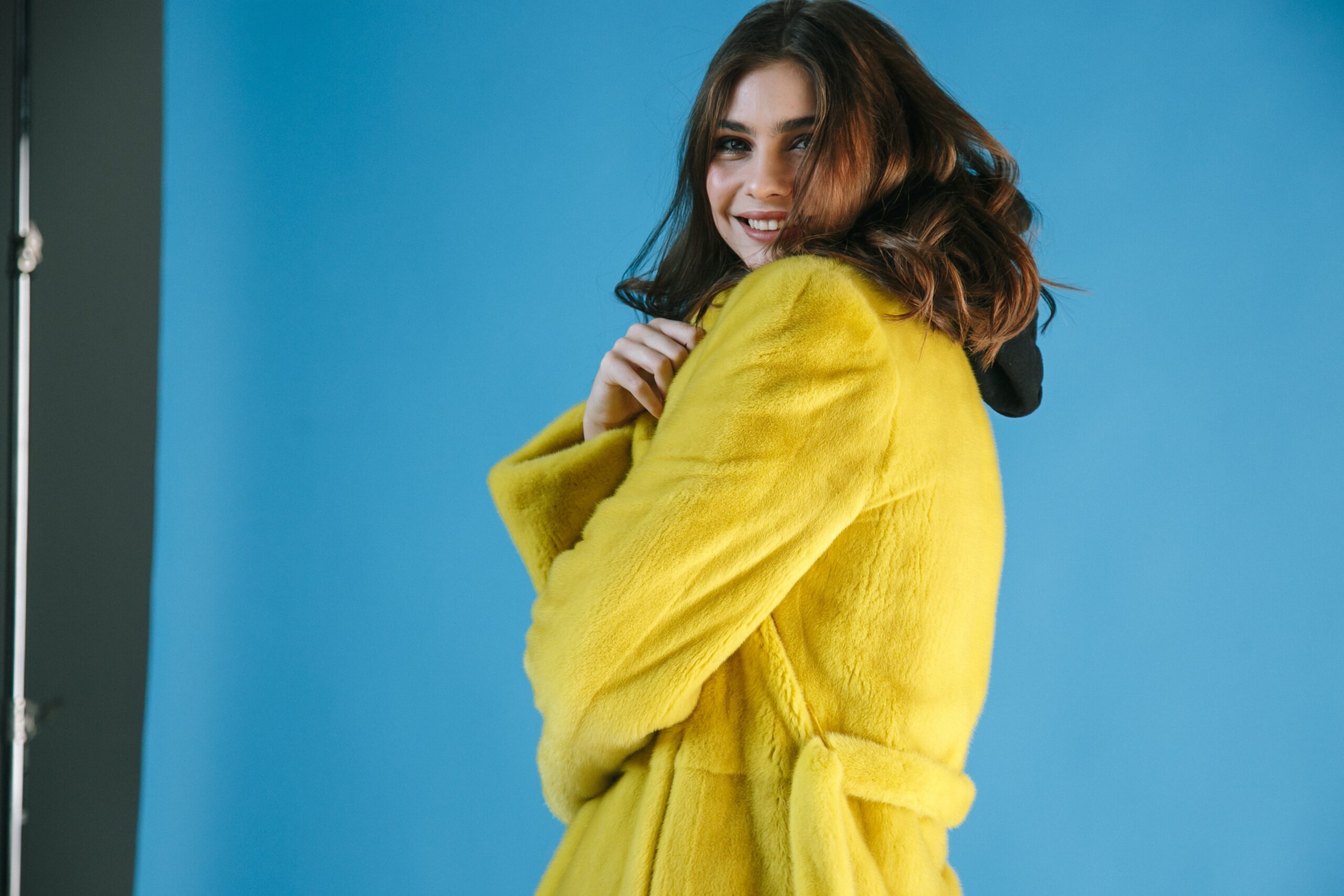 Цветная революция в меховой моде - сочетание цветов в одежде 2019 53