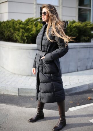 Подовжений зимовий пуховик в зеленому кольорі.