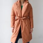 Демісезонне пальто з плащової тканини на легкому утеплювачі в пастельному персиковому кольорі 4