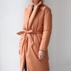 Демісезонне пальто з плащової тканини на легкому утеплювачі в пастельному персиковому кольорі 3