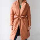 Демісезонне пальто з плащової тканини на легкому утеплювачі в пастельному персиковому кольорі 2