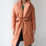 Демисезонное пальто из плащёвой ткани на лёгком утеплителе в пастельном персиковом оттенке классического кроя. 2
