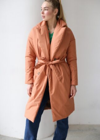 Демісезонне пальто з плащової тканини на легкому утеплювачі в пастельному персиковому кольорі