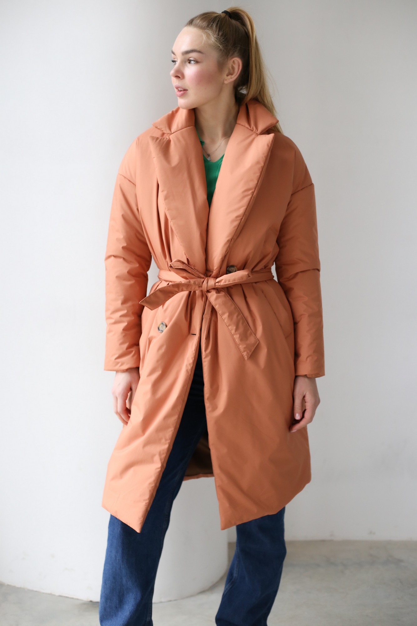 Демисезонное пальто из плащёвой ткани на лёгком утеплителе в пастельном персиковом оттенке классического кроя. 1