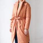 Демисезонное пальто из плащёвой ткани на лёгком утеплителе в пастельном персиковом оттенке классического кроя. 4