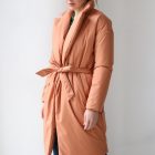 Демисезонное пальто из плащёвой ткани на лёгком утеплителе в пастельном персиковом оттенке классического кроя. 3