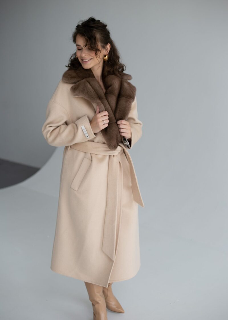 Пальто з вовни кашеміра в кольорі капучіно з воротом хутра норки