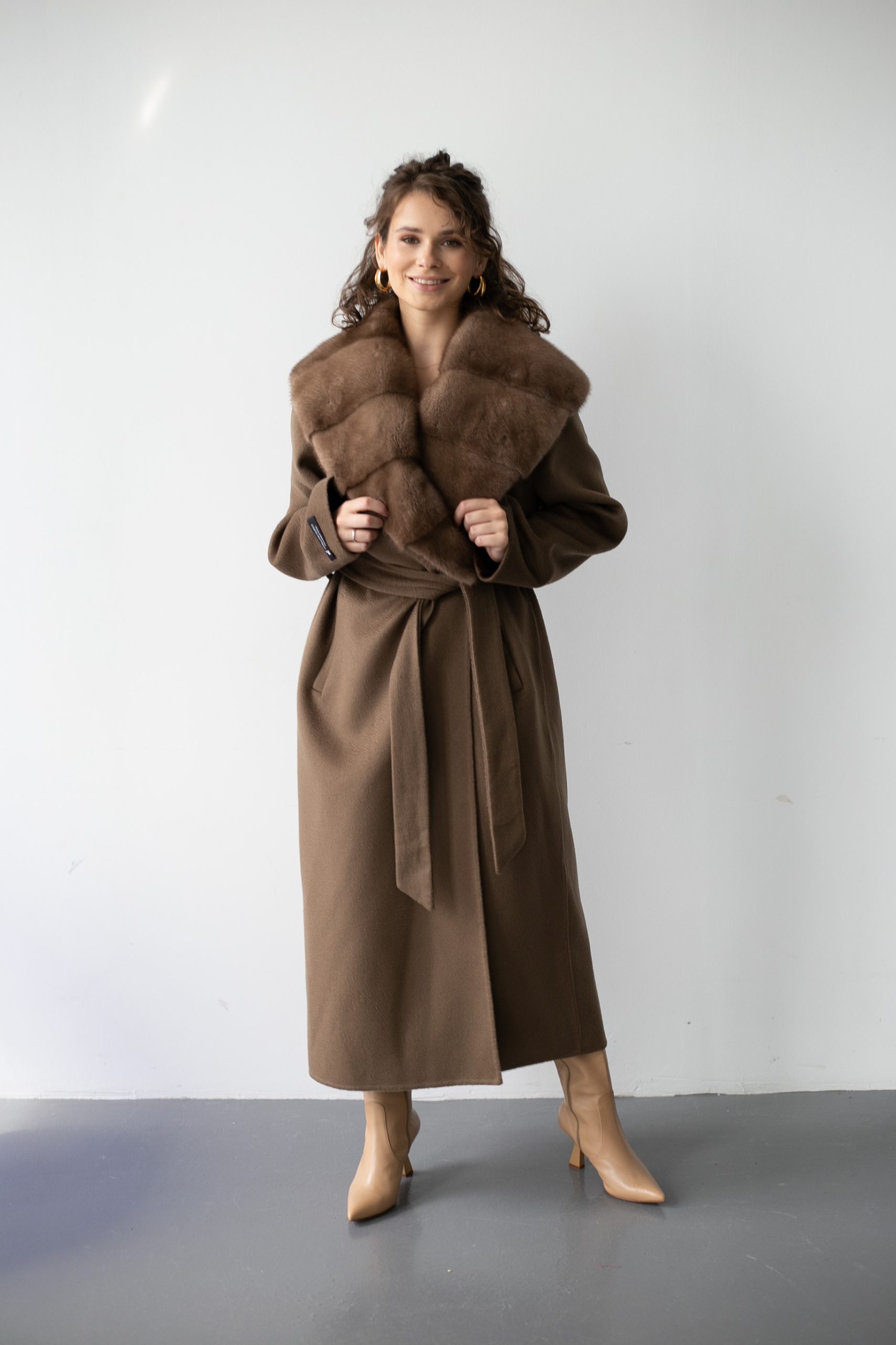 Пальто з вовни кашеміра в темно-коричневому кольорі з воротом хутра норки 1