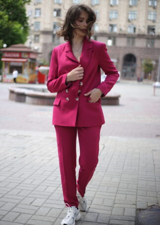 Стильний малиновий жакет з костюмної тканини.