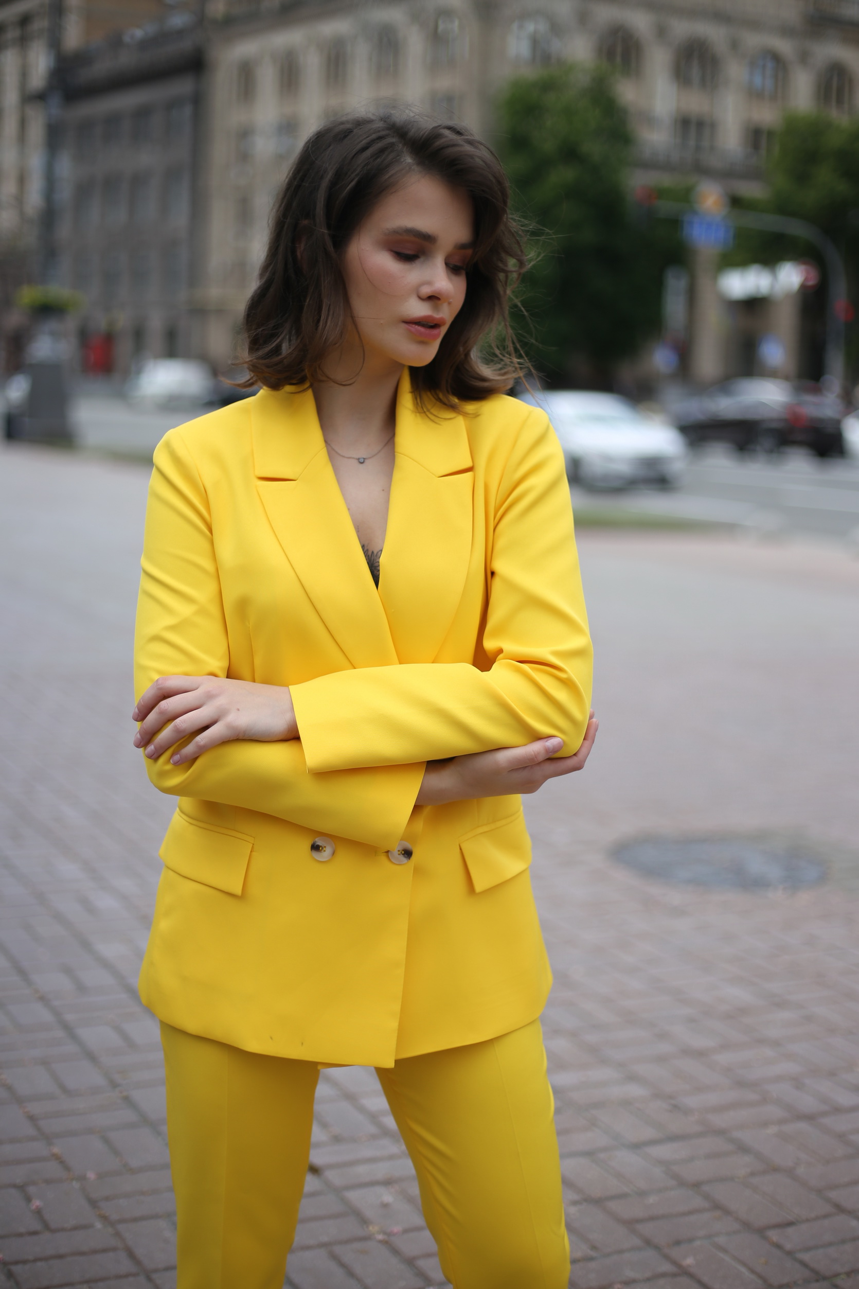 Стильный желтый жакет из костюмной ткани 1