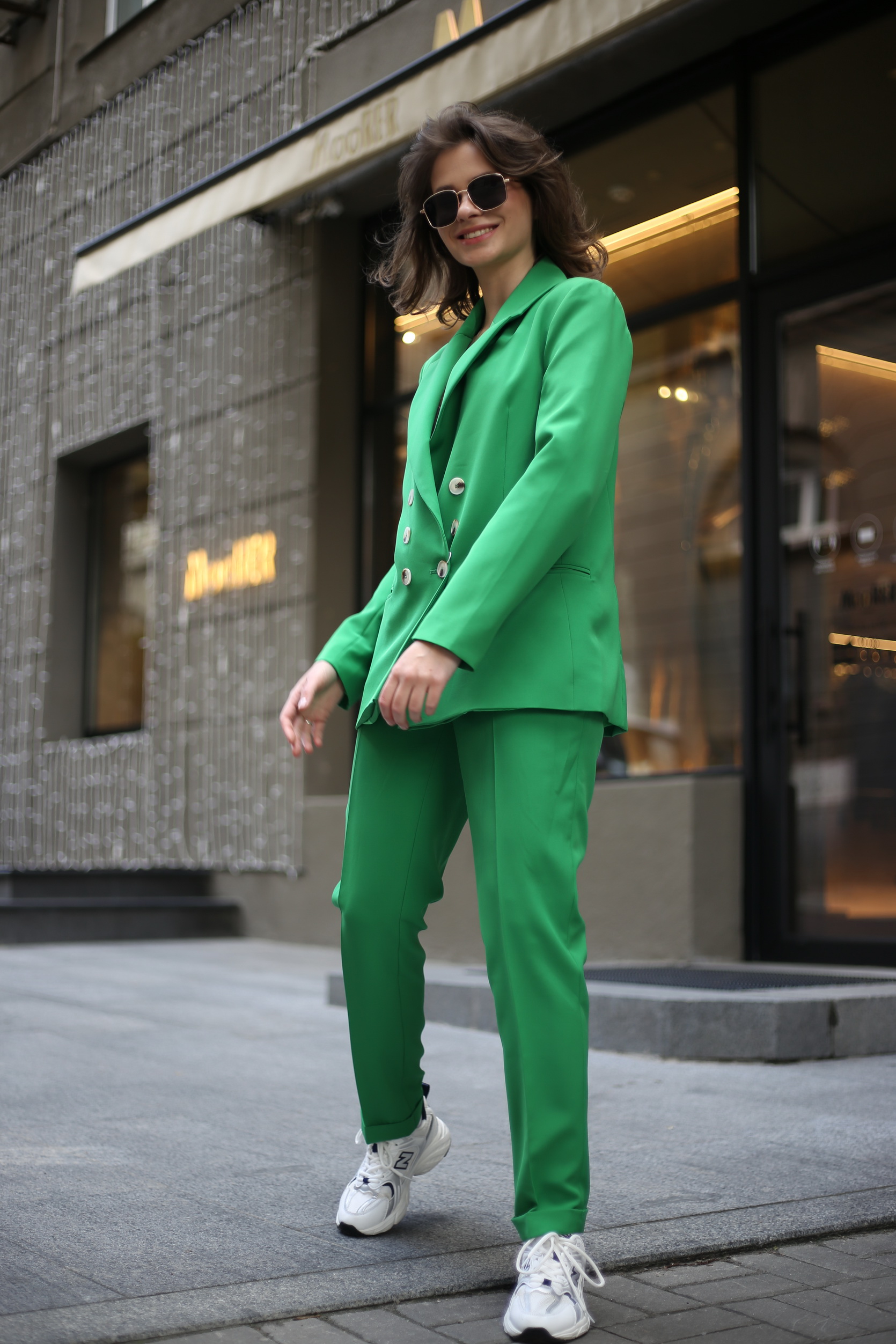 Стильный зеленый жакет из костюмной ткани 1