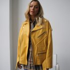 Куртка — косуха из натуральной кожи желтого цвета 3