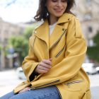 Куртка — косуха из натуральной кожи желтого цвета 2