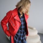 Куртка — косуха из натуральной кожи красного цвета 7