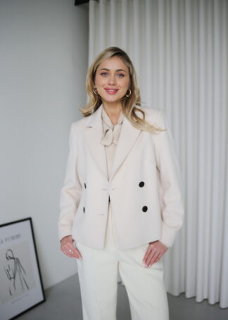 Пальто в кремовому кольорі