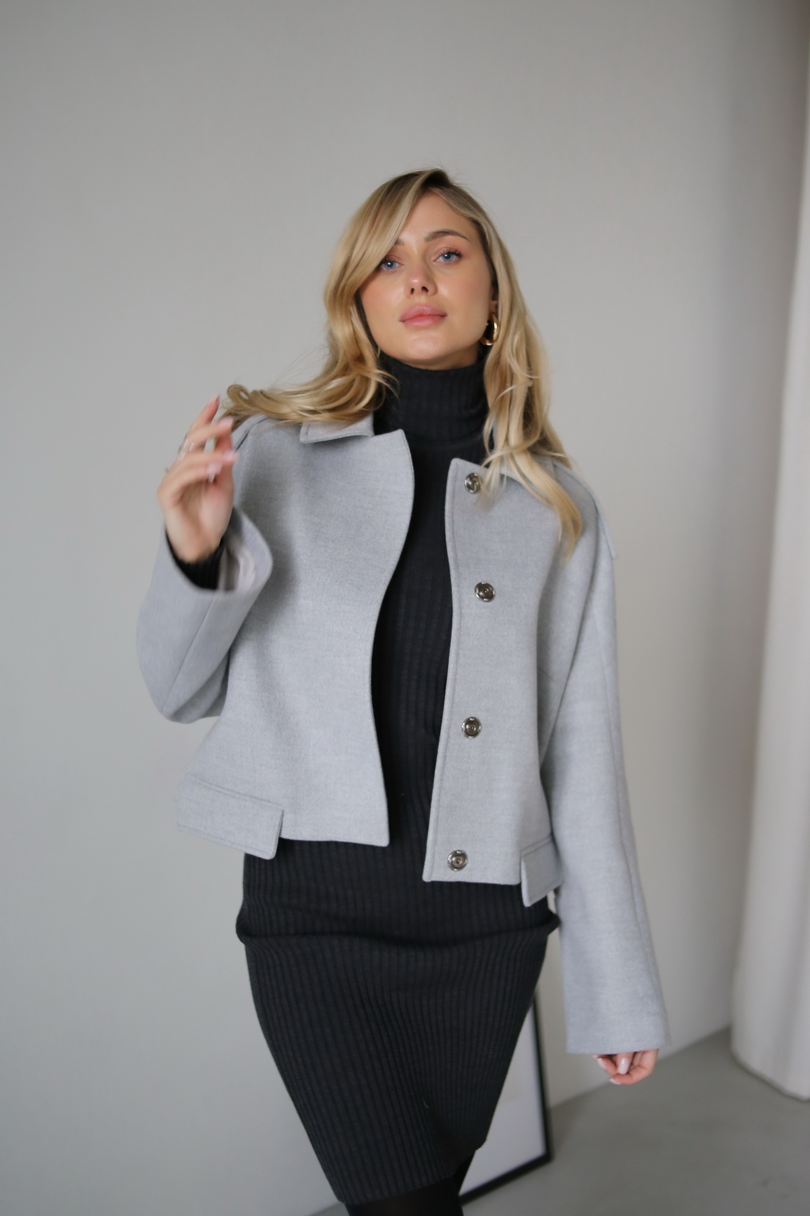 Вкорочене пальто в світло-сірому кольорі 1