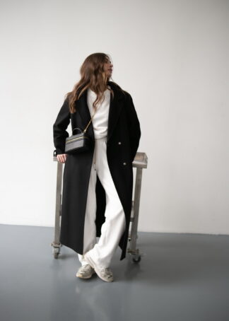 Пальто з вовни в чорному кольорі