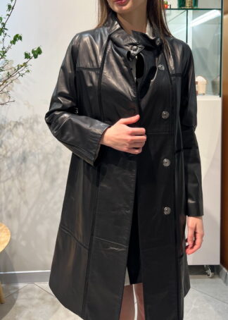 Плащ з натуральної шкіри в чорному кольорі