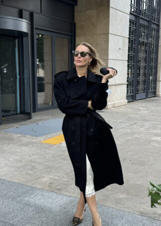 Пальто з вовни в чорному кольорі