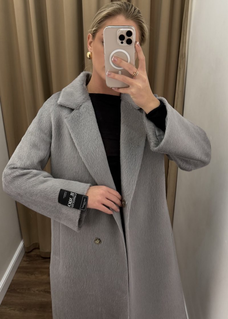 Пальто в сірому кольорі