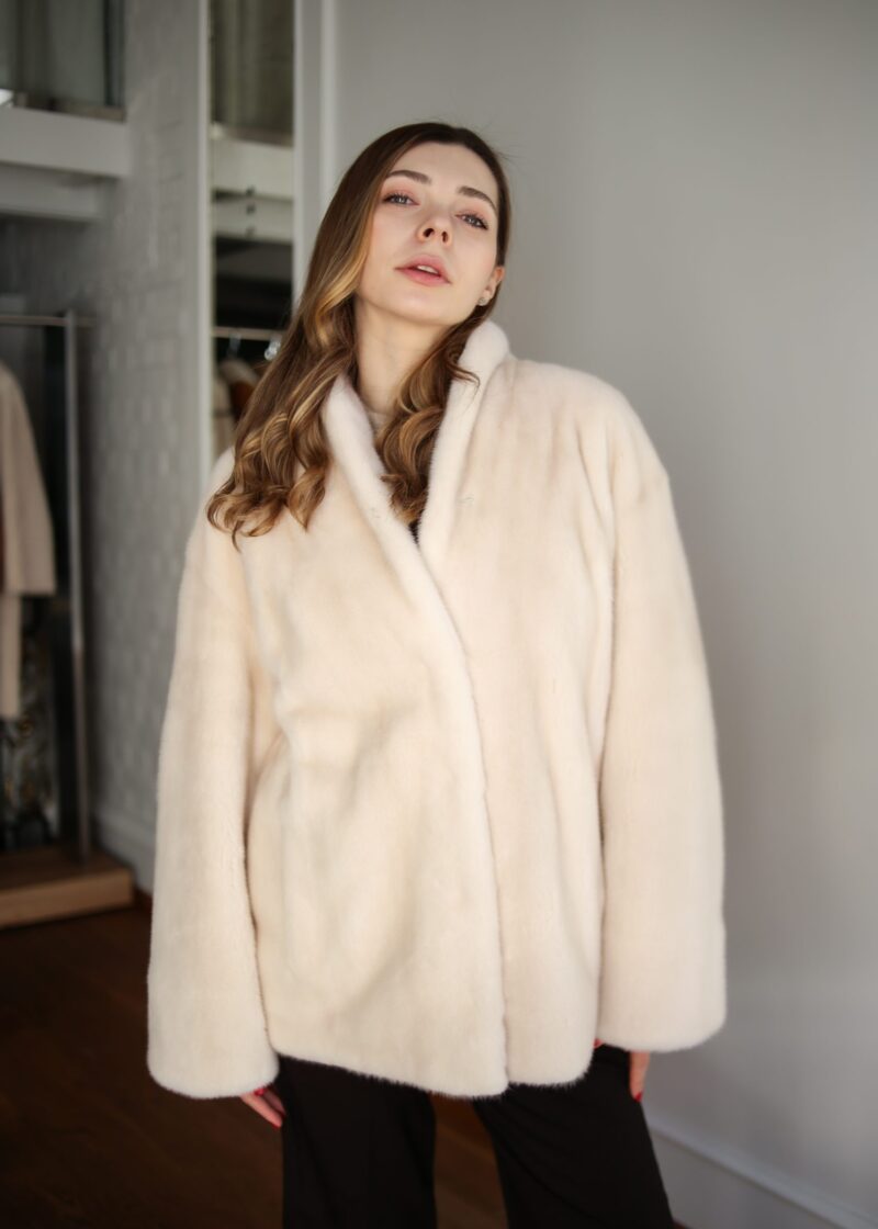 Шуба з натурального хутра норки в кремовому кольорі