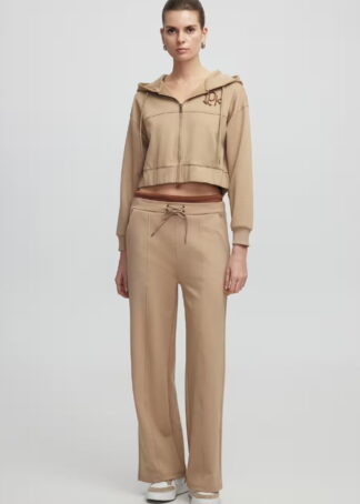 Спортивний костюм в бежевому кольорі