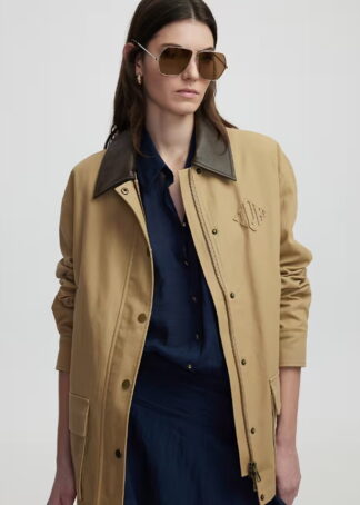 Куртка в бежевому кольорі