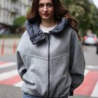 Укорочене пальто в сірому кольорі з капюшоном 3