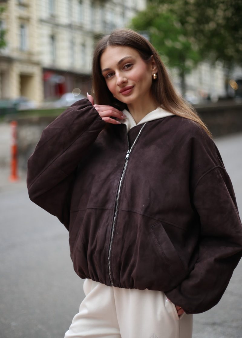 Куртка-бомбер в коричневому кольорі