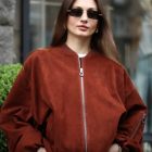Куртка-бомбер в червоно-коричневому кольорі 9
