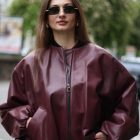 Куртка-бомбер в бордовому кольорі 2