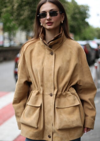 Куртка в бежевому кольорі