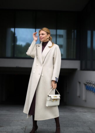 Пальто з вовни в бежевому кольорі