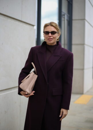 Пальто з вовни в темно-бордовому кольорі