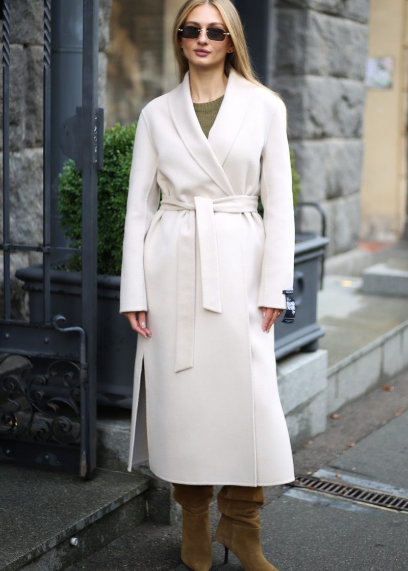 Пальто в кремовому кольорі