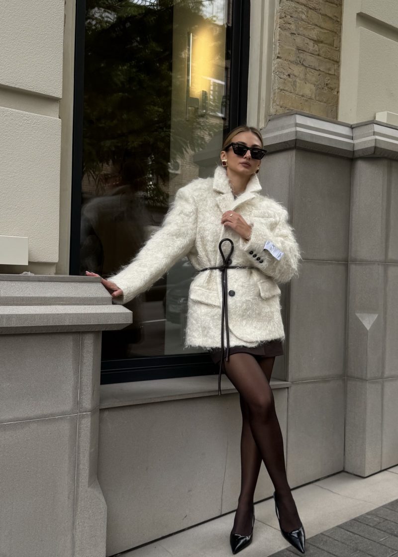 Пальто в білому кольорі