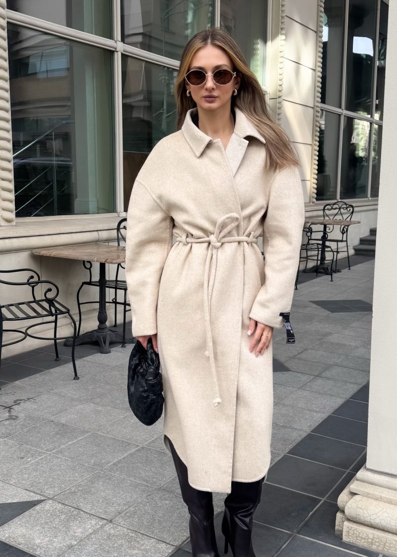 Пальто в бежевому кольорі