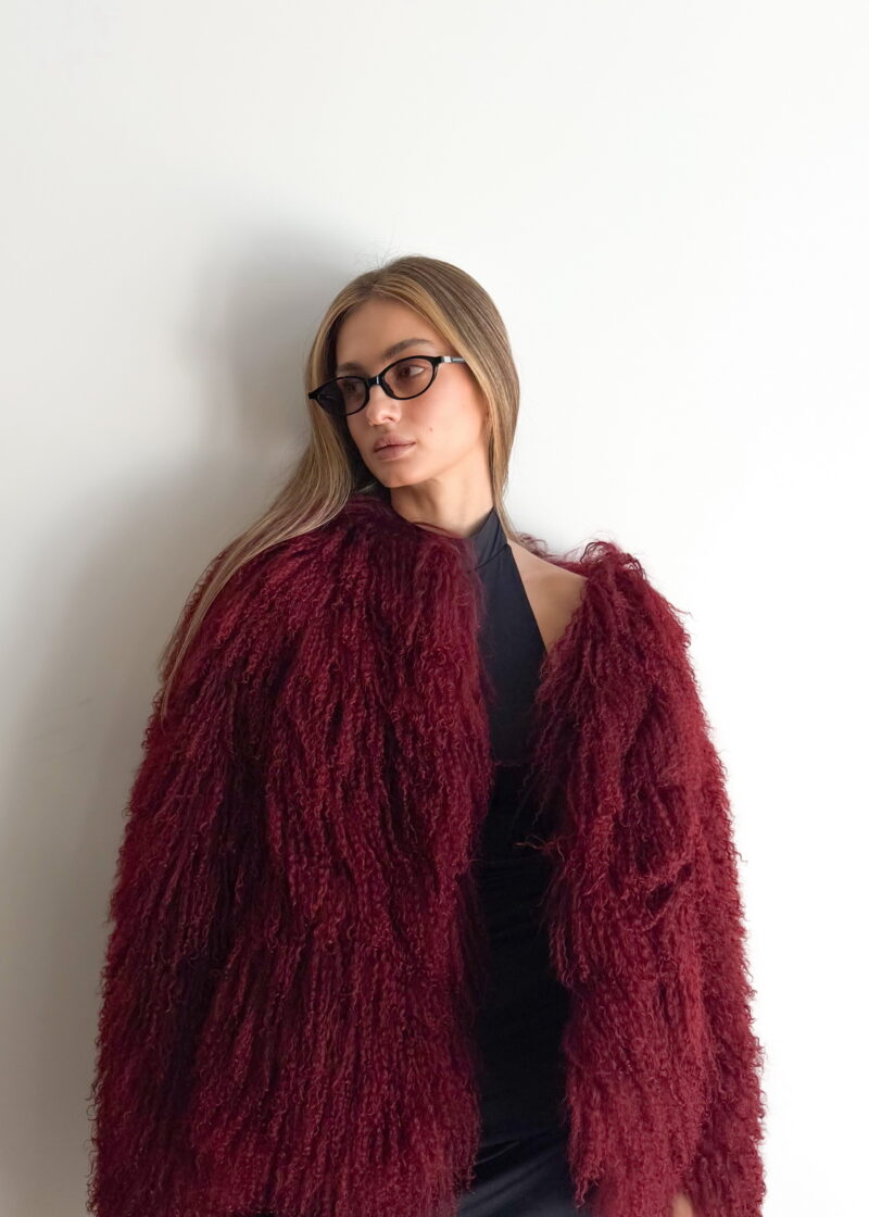 Шуба з натурального хутра лами в бордовому кольорі