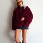 Шуба з натурального хутра лами в бордовому кольорі 4