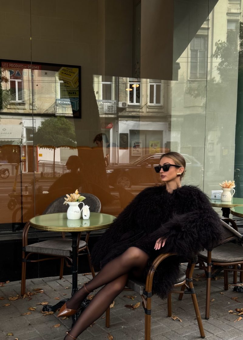 Шуба з натурального хутра лами в коричневому кольорі