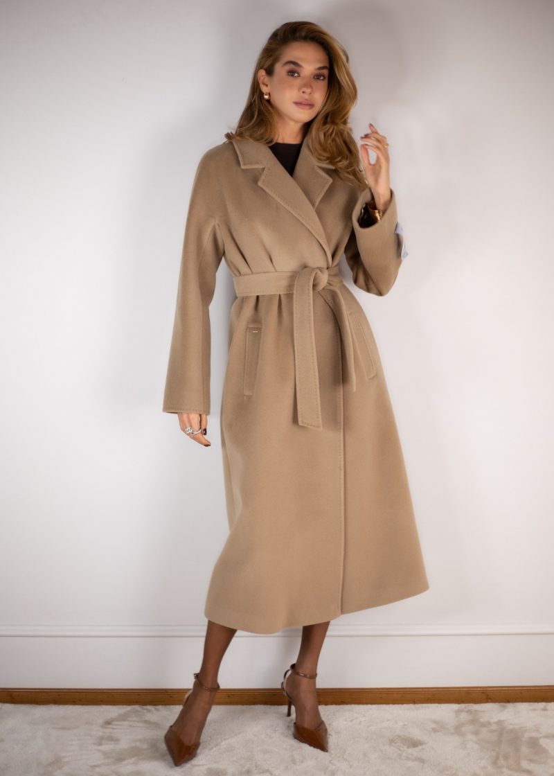 Пальто в темно-бежевому кольорі