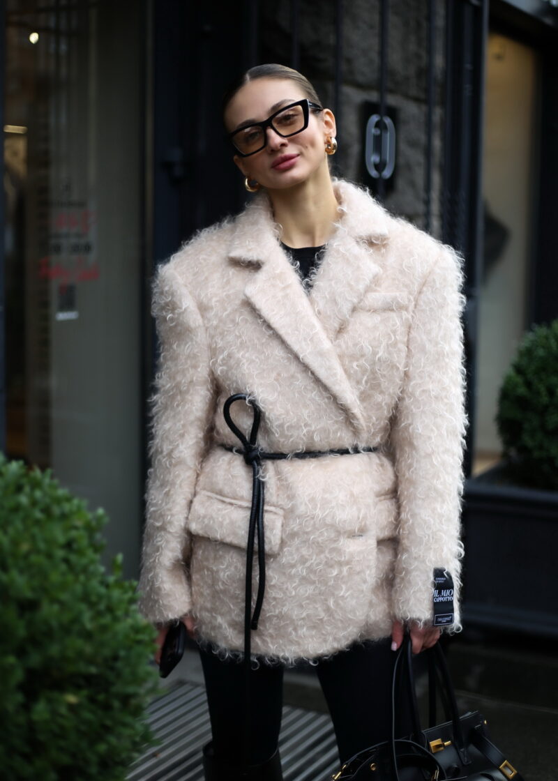 Головна 15 Пальто в бежево-рожевому кольорі