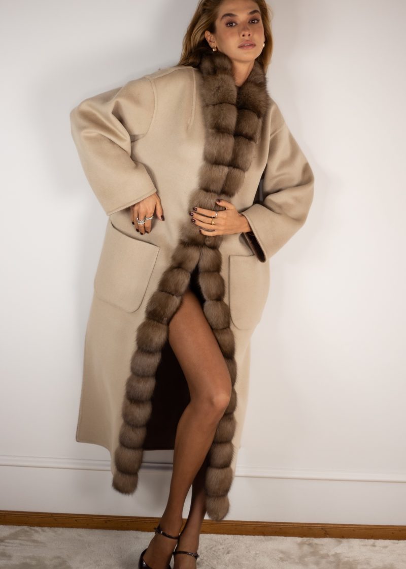 Темно-бежеве пальто на запах з кашеміру з оздобленням хутра соболя