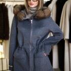 Пальто в сірому кольорі,капюшон оздоблений з натурального хутра соболя 2