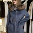 Пальто в сірому кольорі,капюшон оздоблений з натурального хутра соболя 3