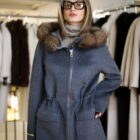 Пальто в сірому кольорі,капюшон оздоблений з натурального хутра соболя 4