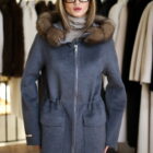 Пальто в сірому кольорі,капюшон оздоблений з натурального хутра соболя 5