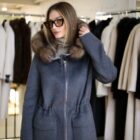 Пальто в сірому кольорі,капюшон оздоблений з натурального хутра соболя 6