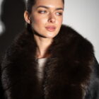 Пальто в чорному кольорі,комір з натурального хутра куниці 2